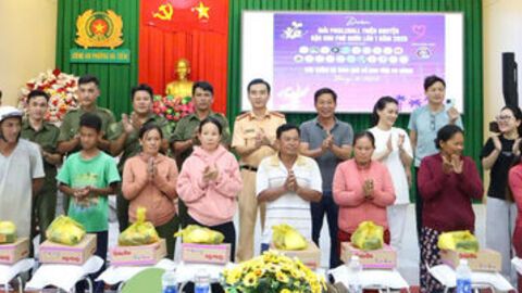 Tuyên truyền pháp luật, tặng quà cho hộ khó khăn, học sinh vượt khó học giỏi phường Hà Tiên