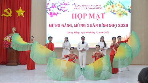 Giồng Riềng họp mặt mừng Đảng, mừng Xuân