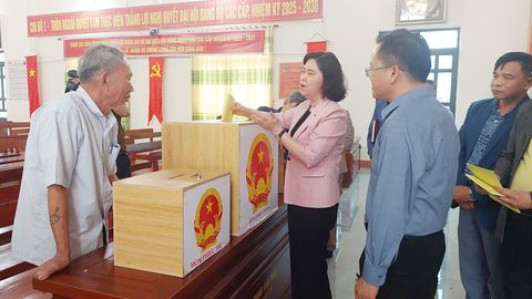 Phó Chủ tịch Thường trực HĐND tỉnh Trần Thị Hằng kiểm tra công tác chuẩn bị bầu cử tại xã Tiên Lục