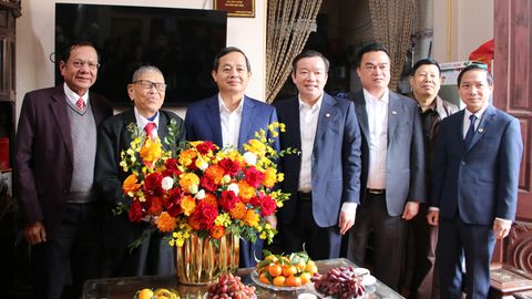 Chủ tịch UBND tỉnh Phạm Hoàng Sơn thăm, chúc mừng các Nhà giáo Nhân dân