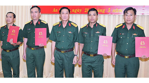 Đảng ủy, Bộ Chỉ huy Quân sự tỉnh An Giang trao quyết định về công tác cán bộ