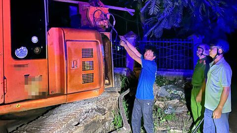 Bắt quả tang đối tượng trộm máy phát điện trên xe xúc đất