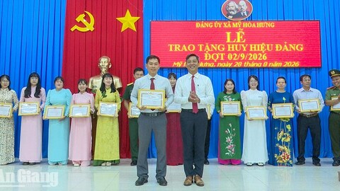 Mỹ Hòa Hưng trao 17 giải cuộc thi tìm hiểu Văn kiện Đại hội Đảng