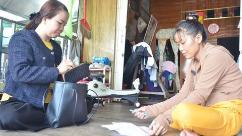 Trao “cần câu” cho phụ nữ Sơn Thái