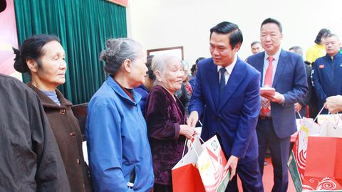 Phó Chủ tịch UBND tỉnh Lê Xuân Lợi tặng quà Tết tại phường Đồng Nguyên