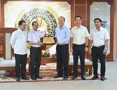 Lãnh đạo tỉnh Cà Mau tiếp Giám mục Giáo phận Cần Thơ