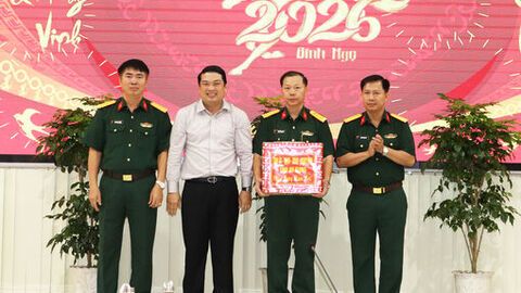 Phó Chủ tịch UBND tỉnh An Giang Lê Trung Hồ chúc tết Lữ đoàn 950 và gia đình người có công