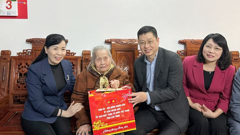 Phó Bí thư Tỉnh ủy Trần Huy Phương tặng quà Tết tại xã Lạng Giang