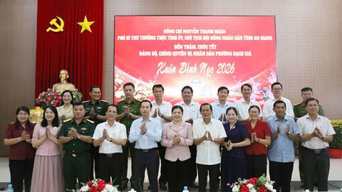 Phó Bí thư Thường trực Tỉnh ủy, Chủ tịch HĐND tỉnh An Giang Nguyễn Thanh Nhàn thăm, chúc tết tại phường Rạch Giá