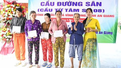 Vĩnh Phong chăm lo cho người nghèo