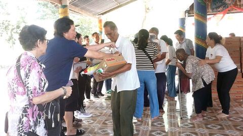 Trao 200 phần quà cho đồng bào Khmer xã An Cư và phường Tịnh Biên