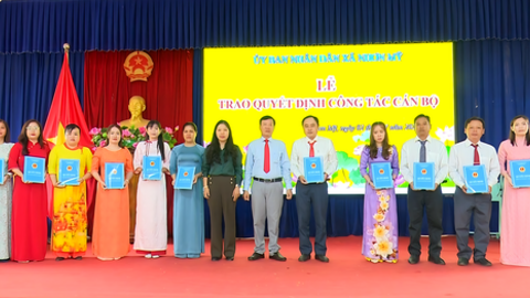 Xã Nhơn Mỹ tiếp nhận 11 công chức chuyên trách mới