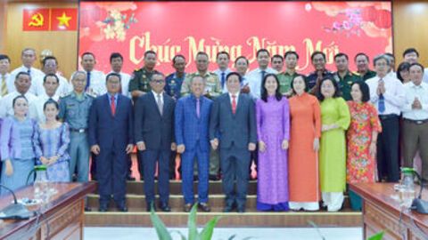 Đoàn đại biểu tỉnh Takeo thăm, chúc tết UBND tỉnh An Giang 