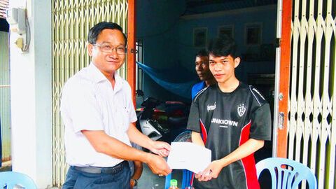 Chủ tịch UBND xã Ô Lâm thăm, động viên thanh niên trúng tuyển đại học quân đội