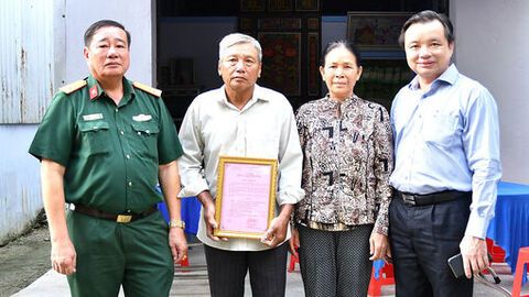 Bàn giao nhà Tình đồng đội tại xã Hòn Đất