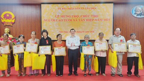 Xã Tân Hiệp tổ chức lễ mừng thọ, chúc thọ 786 người cao tuổi 