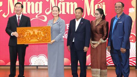 Đoàn đại biểu tỉnh Koh Kong thăm, chúc tết lãnh đạo UBND tỉnh An Giang 