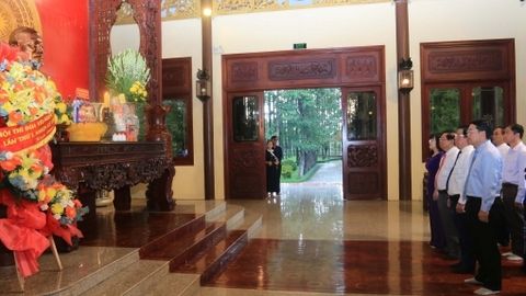 Chủ tịch UBND tỉnh An Giang viếng, dâng hương tại đền thờ Chủ tịch Tôn Đức Thắng 