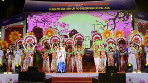 Chương trình nghệ thuật lễ hội pháo hoa và hội hoa đăng kỷ niệm 290 năm thành lập Tao đàn Chiêu Anh Các