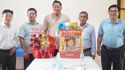 Thăm, tặng quà các giáo xứ dịp lễ Giáng sinh năm 2025