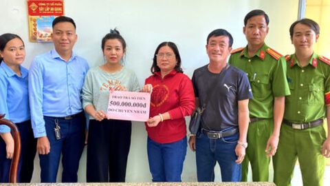 Công an xã Tri Tôn biểu dương công dân trả lại 500 triệu đồng do chuyển khoản nhầm