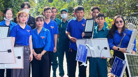 Thực hiện công trình thắp sáng đường quê ở xã Định Mỹ