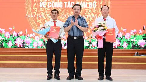 Xã Hòn Đất công bố quyết định về công tác cán bộ