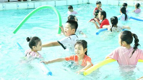 Xã Hòn Đất tổ chức 7 lớp dạy bơi an toàn cho học sinh