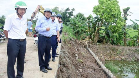 Phó Chủ tịch UBND tỉnh An Giang Ngô Công Thức kiểm tra tình hình đê bao bảo vệ sản xuất lúa