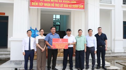 Trao quà cho người dân ảnh hưởng bởi bão lũ tại xã Xuân Cẩm