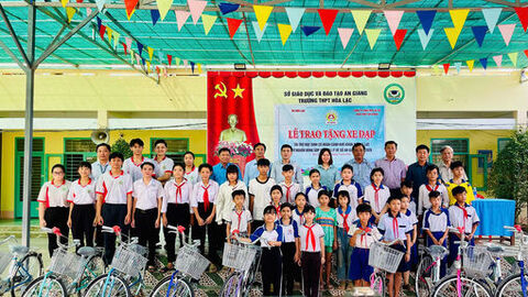 Trao 30 xe đạp cho học sinh xã Hòa Lạc