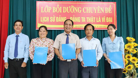 Khai giảng lớp bồi dưỡng chuyên đề “Lịch sử Đảng - Đảng ta thật là vĩ đại”