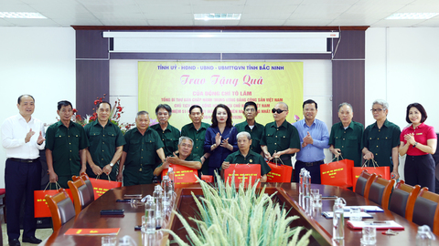 Phó Bí thư Thường trực Tỉnh ủy Nguyễn Thị Hương thăm, tặng quà Trung tâm Điều dưỡng Người có công tỉnh