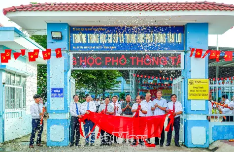 Công bố quyết định tổ chức lại hai trường THCS thành trường THCS và THPT