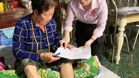 Tân Hội hỗ trợ chứng thực tận nhà cho người cao tuổi, bệnh tật 