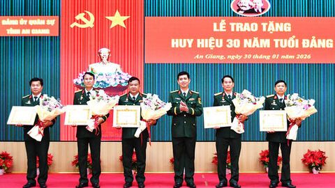 Các đơn vị, địa phương trao Huy hiệu Đảng đợt 3/2