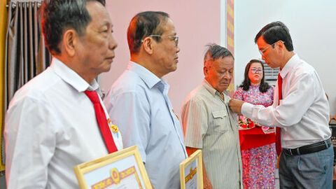 Vĩnh Phong trao huy hiệu Đảng và họp mặt mừng Đảng - mừng Xuân năm 2026