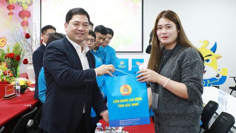 Bí thư Tỉnh ủy Nguyễn Hồng Thái chúc Tết công nhân lao động không về quê ăn Tết tại phường Tiền Phong