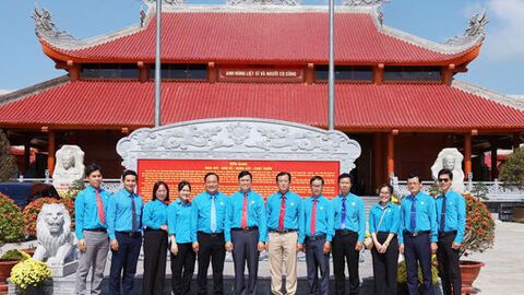 Liên đoàn Lao động tỉnh An Giang viếng Đền tưởng niệm Anh hùng, liệt sĩ và người có công