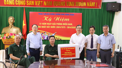 Chủ tịch UBND tỉnh Phạm Hoàng Sơn thăm, tặng quà thương binh, bệnh binh