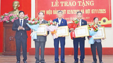 Trao tặng Huy hiệu Đảng: Gửi gắm niềm tin, giữ trọn lời thề
