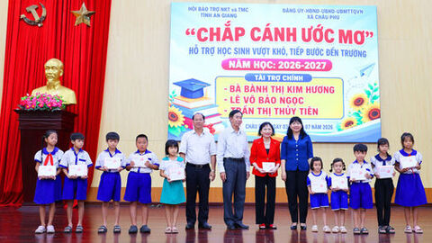 Trao quà cho 100 học sinh có hoàn cảnh khó khăn tại xã Châu Phú