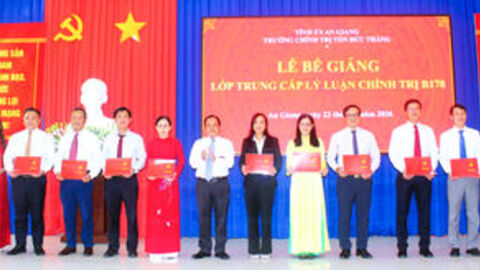 Trường Chính trị Tôn Đức Thắng bế giảng lớp trung cấp lý luận chính trị B178