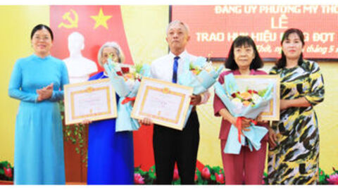 Phường Mỹ Thới trao Huy hiệu Đảng và kỷ niệm 136 năm Ngày sinh Chủ tịch Hồ Chí Minh (19/5/1890 - 19/5/2026)