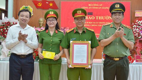 Công an tỉnh An Giang trao thưởng đột xuất cho Công an xã Hòn Đất
