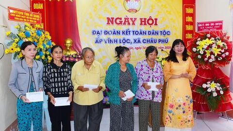 Chủ tịch Liên đoàn Lao động tỉnh dự Ngày hội Đại đoàn kết ấp Vĩnh Lộc, xã Châu Phú