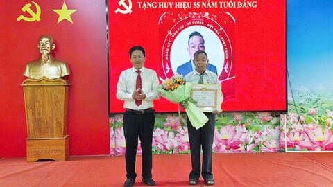 An Giang: Nhiều địa phương, đơn vị tổ chức lễ trao tặng Huy hiệu Đảng đợt 3/2