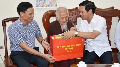 Phó Chủ tịch UBND tỉnh Bắc Ninh Lê Xuân Lợi thăm, tặng quà người cao tuổi tại xã Trung Chính và Liên Bão