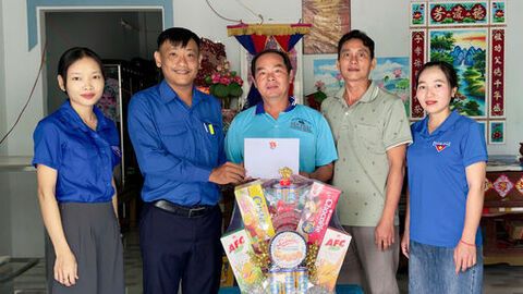 Xã đoàn Ô Lâm thăm, tặng quà gia đình chính sách và người có công với cách mạng