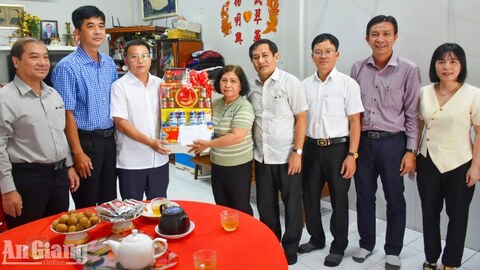 Thăm, tặng quà người thờ phụng liệt sĩ tại Châu Đốc